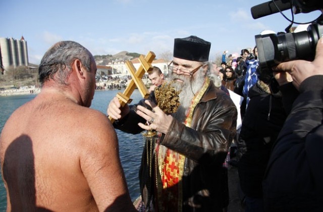 46-годишният Стоян Стоянов извади кръста от морето в Каварна