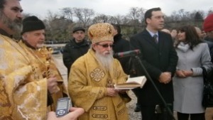 40 мъже и жена се хвърлиха в морето за кръста