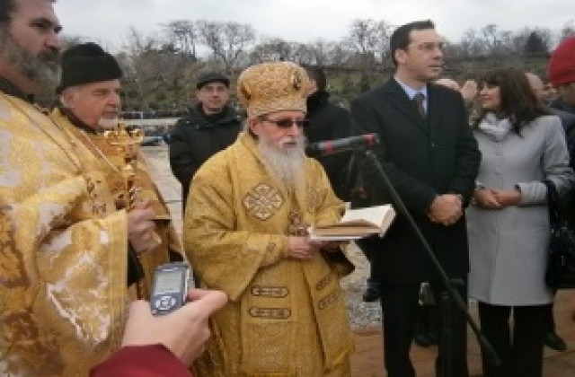 40 мъже и жена се хвърлиха в морето за кръста в Бургас