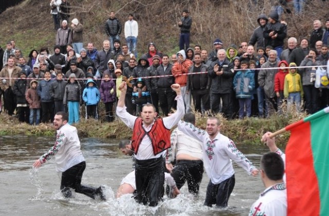 21-годишен спаси кръста в Харманли. Дарява премията си за болно дете