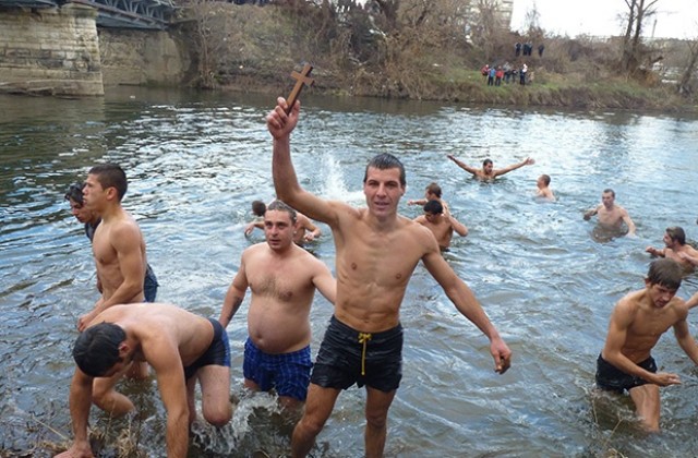 Строителен работник „спаси” Богоявленския кръст в Мездра