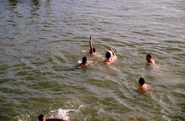 Пламен Симеонов извади Богоявленския кръст във Видин