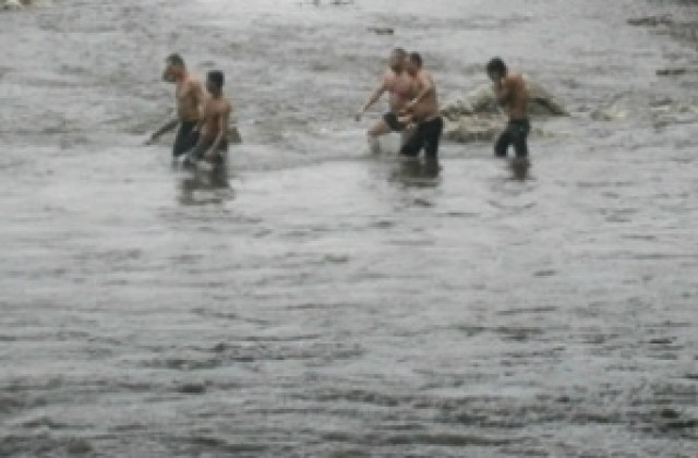 10 мъже скочиха за Богоявленския кръст в Дряново