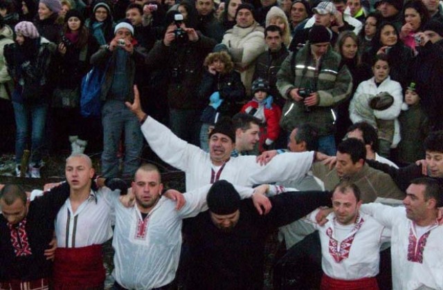 И разградчанин тропнал мъжко хоро в Калофер