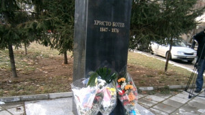 Управниците поднесоха цветя на паметника на Ботев