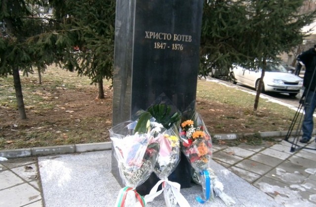 Управниците поднесоха цветя на паметника на Ботев