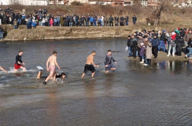 14-годишен извади Богоявленския кръст в Симитли