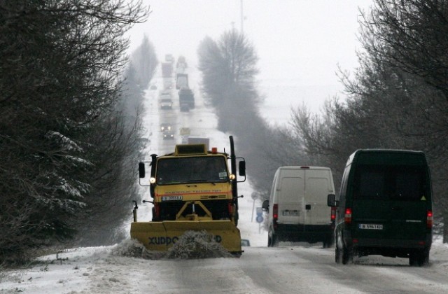 Сняг вали над голяма част от страната, пътищата са проходими