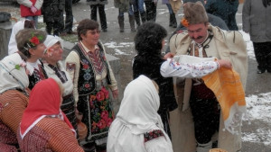 В Карайсен влачугаха за здраве и берекет на младите