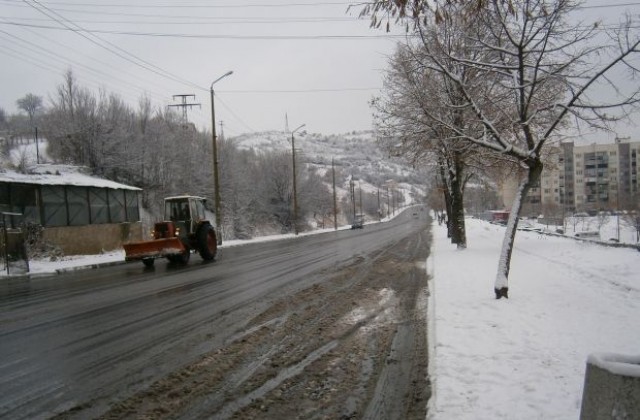 Опесъчават улиците на Благоевград