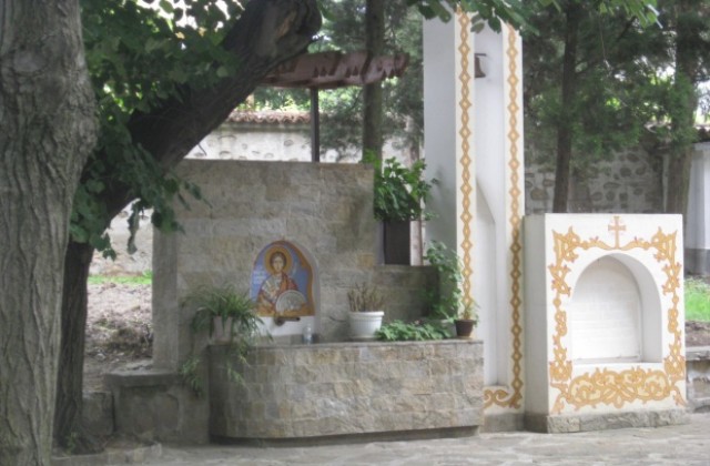 Над 10 хиляди черпят за имен ден