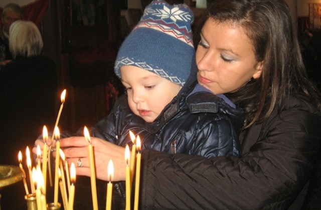 Врачанският митрополит Калиник благослови миряните в Мездра по случай  Ивановден