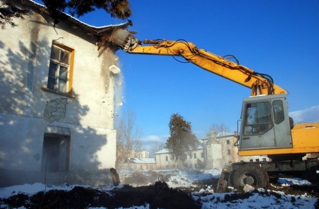 Събарят старите казарми в Хасково, ще правят мемориален парк