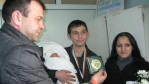 Първото бебе за 2013 г в Гоце Делчев получи подаръци