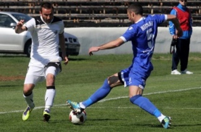 Червено-черните с интерес към  бивш защитник на Черноморец