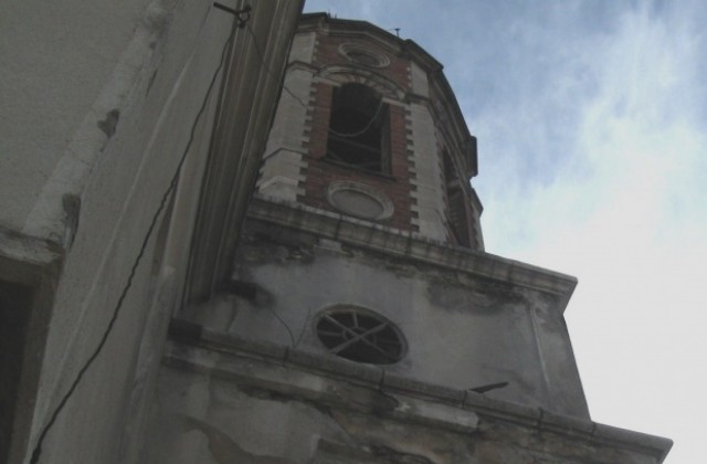 Обновяват с 296 000 лева църквата Св. Троица в Горна Оряховица