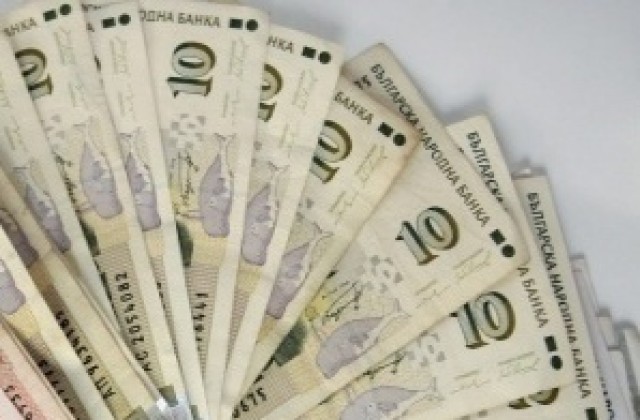 Младежи пазаруват хранa с фалшиви пари