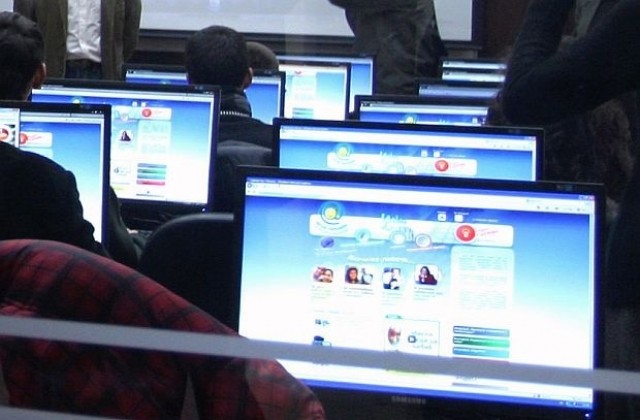 Всеки втори дом във Варненско с интернет, мъжете сърфират повече