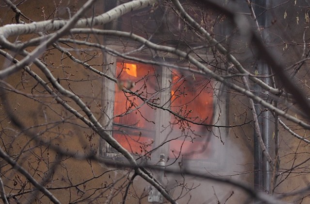 Къща се запали в центъра на София