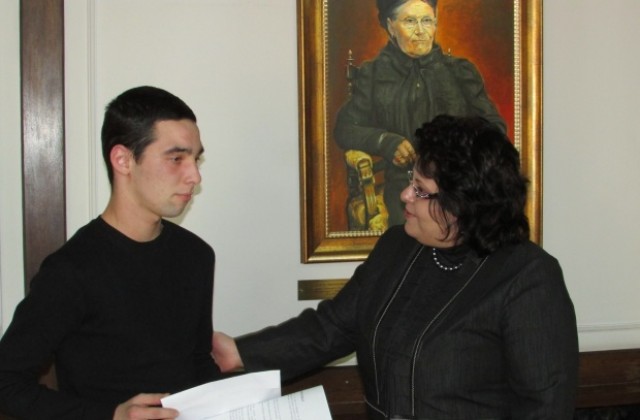 434 лева събра благотворителна изложба в полза на ученик от Г. Оряховица