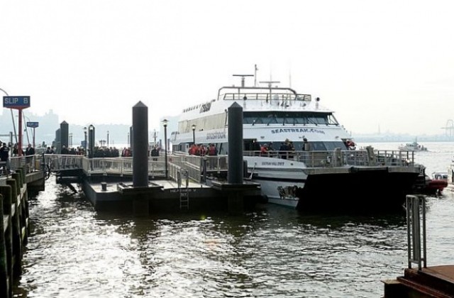 50 ранени при инцидент с ферибот в Ню Йорк