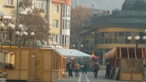 Демонтират коледните къщички в Благоевград