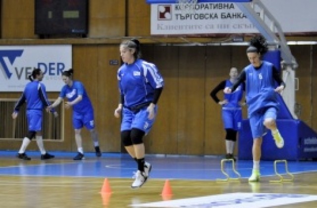 Левски се подсили с Перостийска и Бъчварова