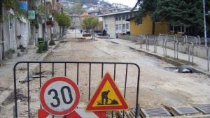 Почват да кърпят уличните дупки във В Търново