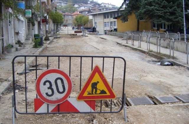 Почват да кърпят уличните дупки във В. Търново