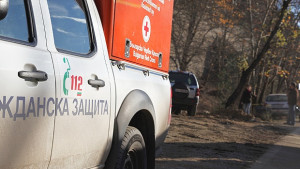 Опел падна в река Струма шофьорът невредим