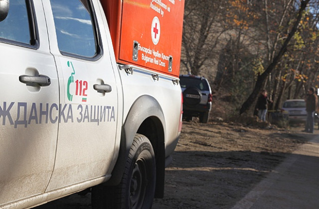 Опел падна в река Струма, шофьорът - невредим