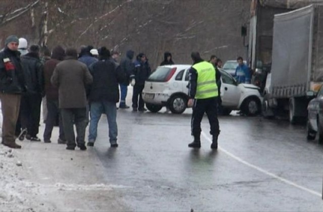 Коли  и пешеходци пострадаха от поледицата в Силистренско