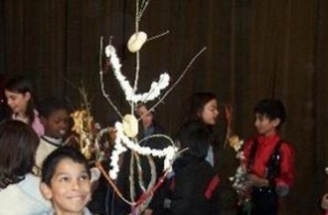 Ученици от Балван обикалят министерства и ведомства за ромската Нова година