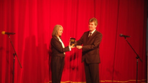 Маргарита Попова с юбилеен плакет за годишнината от рождението на