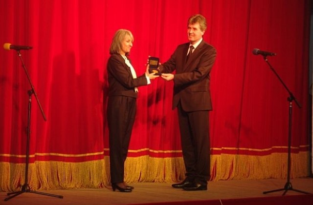 Маргарита Попова получи юбилеен плакет за годишнината от рождението на Ал. Константинов