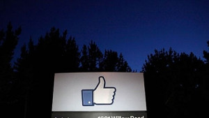 Facebook опитва платени информационни услуги