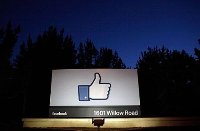 Facebook опитва платени информационни услуги