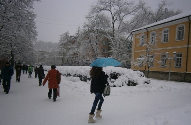 Сняг вали в цялата област