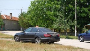 Разбиха с тухла стъклото на служебния Мерцедес на кмета на
