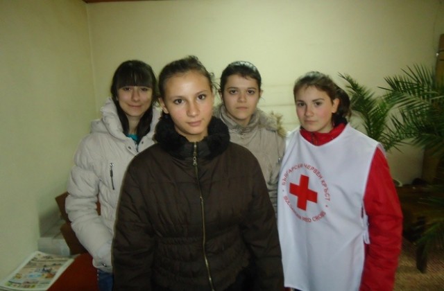 Млади червенокръстци в помощ на връстници