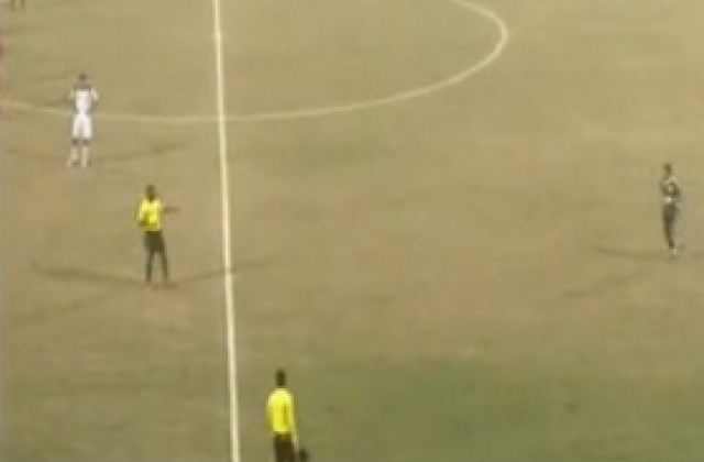 ВИДЕО: Прекъснаха мач в Кувейт, за да може вратар да изтича до тоалетната