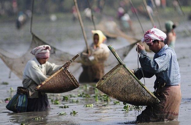 Започва най-големият религиозен фестивал в света, милиони се събират в Индия