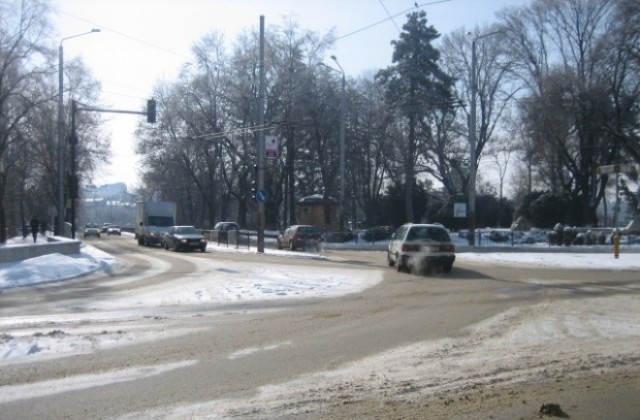 Мокри са пътищата в областта