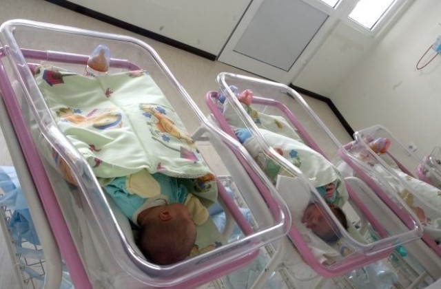 52 бебета са проплакали от началото на годината в Благоевградска област