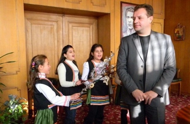 Деца сурвакаха кмета за Банго Васил, пожелаха му пълна община с пари