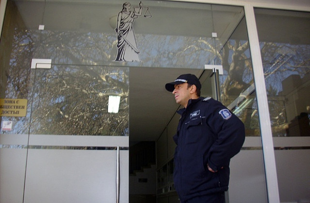 Постоянен арест за роми, малтретирали гръцки гражданин