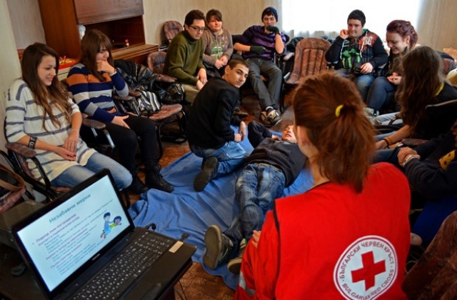 Обучение за първа помощ на млади доброволци