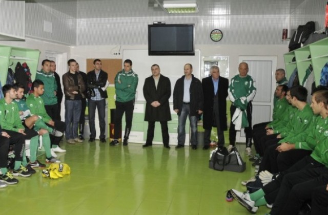 Двама чужденци със сериозни визитки на проби в Берое