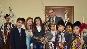 Възпитаници на две училища сурвакаха министър Цветанов за Ромската нова