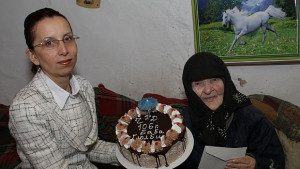 Торта и 100 лева за рождения ден на найвъзрастния жител